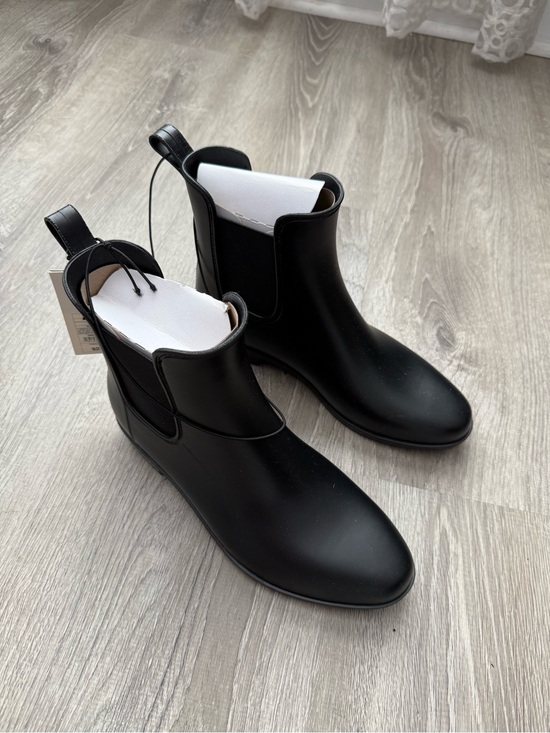 Shoes - Black boots Size 8 women’s